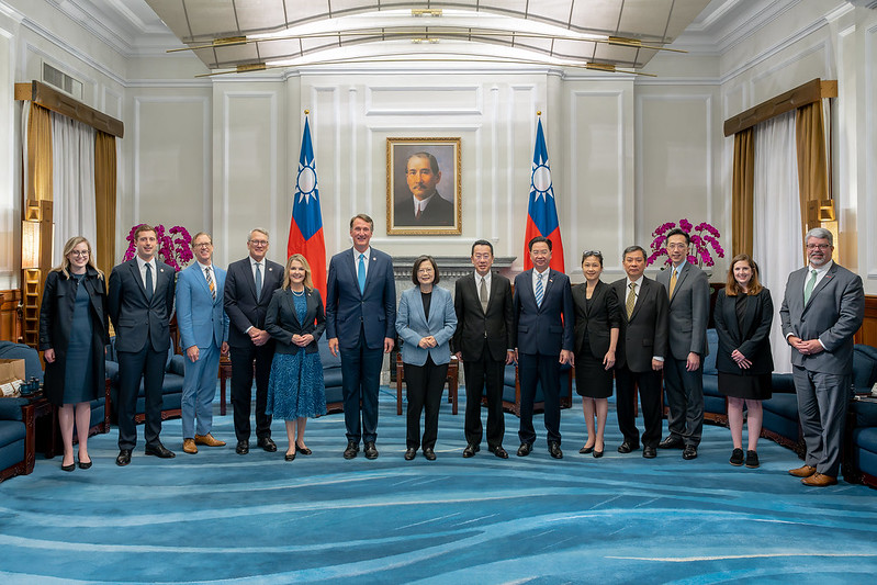 President Tsai poses for a group photo with a delegation led by Virginia Governor Glenn Youngkin.