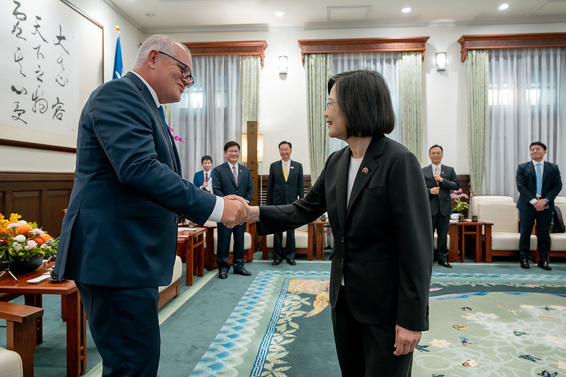 President Tsai Ing-wen shakes hands with former Prime Minister Scott Morrison of Australia.