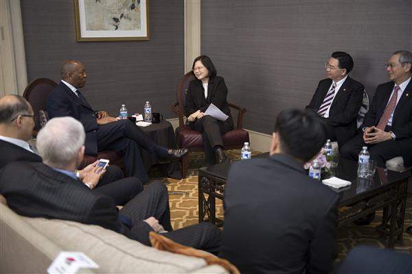 President Tsai meets Houston Mayor Sylvester Turner during her transit.