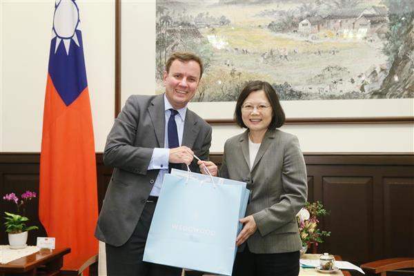 President Tsai Ing-wen meets with UK Minister of State for Trade and Investment Greg Hands.