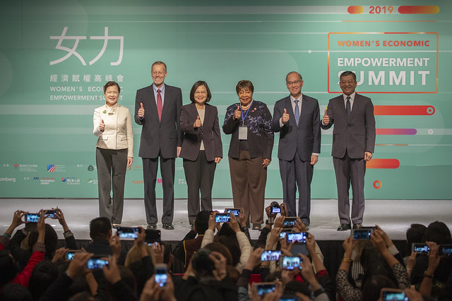 President Tsai poses for a photo with guests attending the Women's Economic Empowerment Summit.