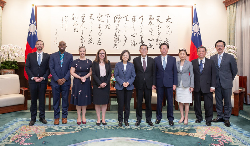 President Tsai poses for a photo with American Institute in Taiwan Chairperson Laura Rosenberger.