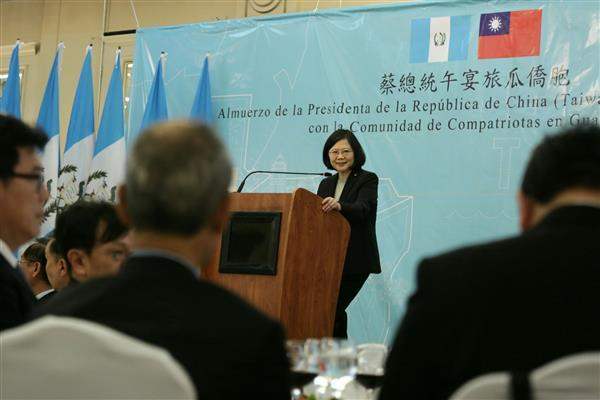 President Tsai hosts a luncheon for representatives of the Taiwanese expatriate community in Guatemala.