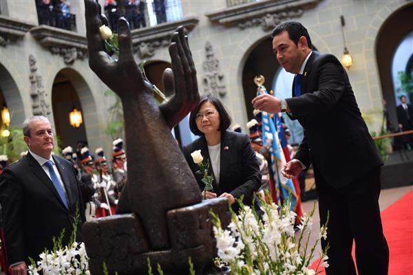 President Tsai replaces a fresh rose on a bronze peace monument, symbolizing that peace will continue to reign in Guatemala.