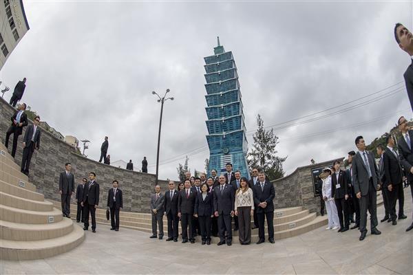 President Tsai and the delegation members pose for a group photo before a scale model of the Taipei 101 skyscraper.