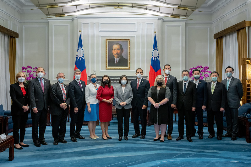 President Tsai poses for a photo with a delegation led by United States Congresswoman Stephanie Murphy