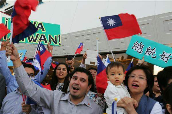 Local Taiwanese expatriates warmly greet President Tsai outside Nicaragua's Managua Air Force Base.