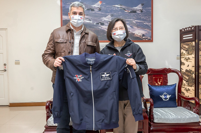 President Tsai presents President Abdo Benítez with an Air Force Fifth Composite Tactical Wing flight jacket.