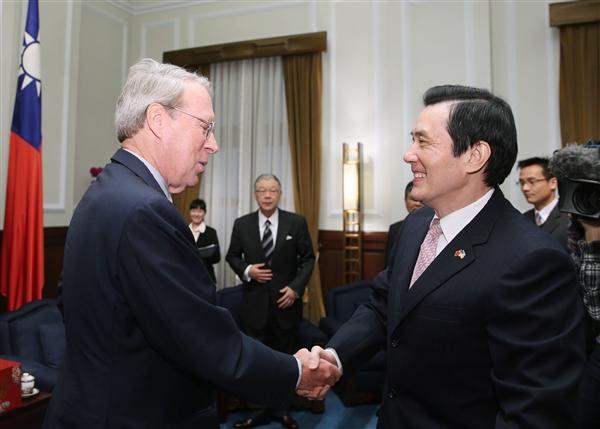 President Ma meets with American Institute in Taiwan Chairman Raymond F. Burghardt. (01)