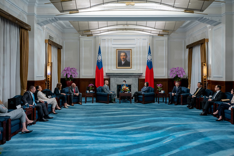 President Tsai exchanges views with Mr. Lahav-Hertzanu.