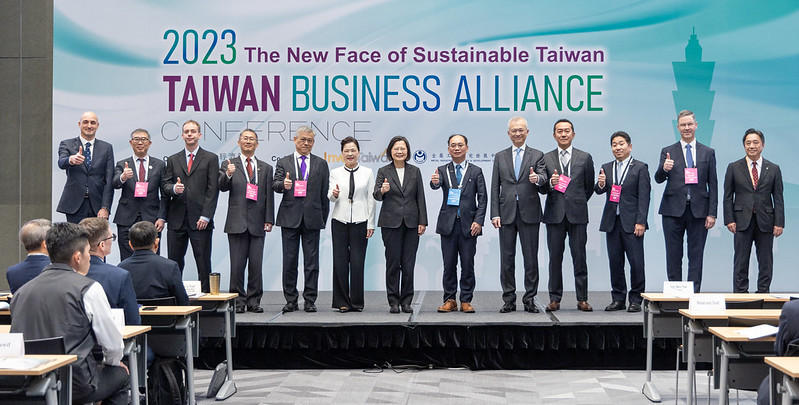 President Tsai poses for a photo with the 2023 Taiwan Business Alliance Conferenc participants.
