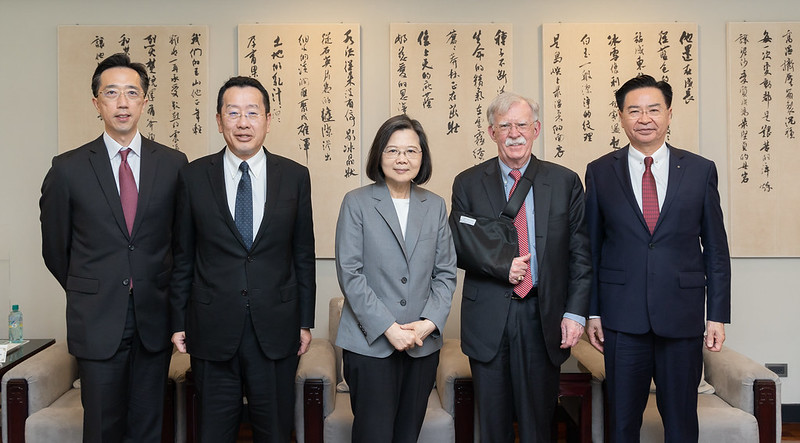 President Tsai poses for a photo with United States Ambassador Bolton.