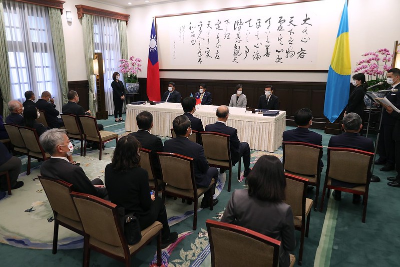 President Tsai and President Whipps Jr. jointly witness the signing of bilateral cooperation agreements.