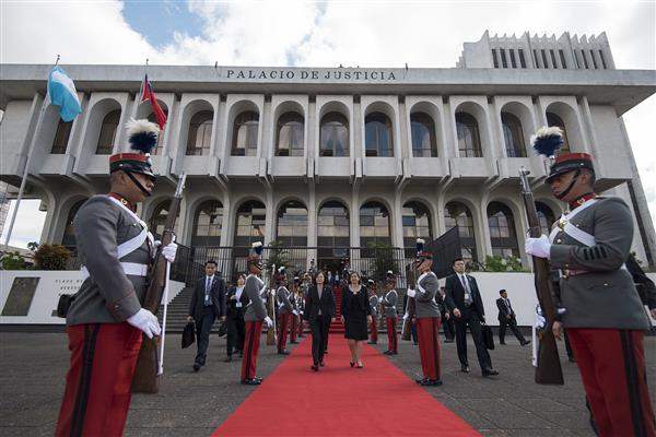 President Tsai visits the Guatemalan Supreme Court of Justice.
