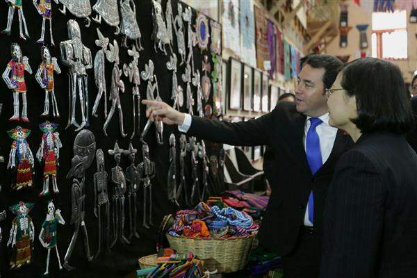 Guatemalan President Jimmy Morales personally introduces the country's customs and culture to President Tsai.