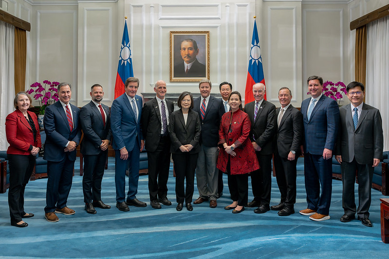 President Tsai poses for a photo with a delegation led by US House Armed Services Committee Chairman Mike Rogers.
