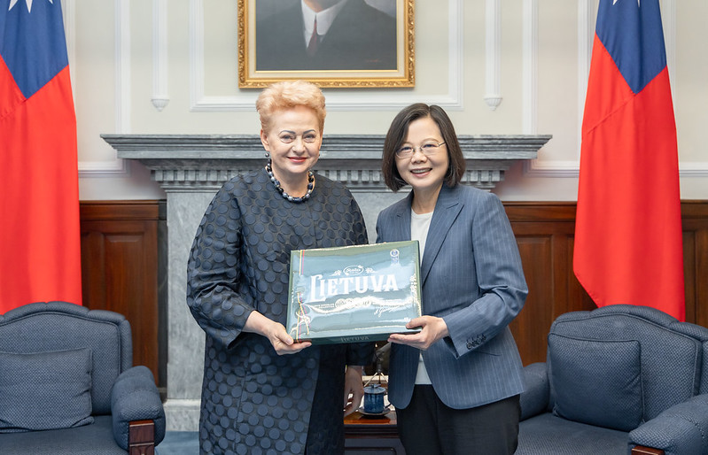 Former President Dalia Grybauskaitė of Lithuania presents President Tsai Ing-wen with a gift.