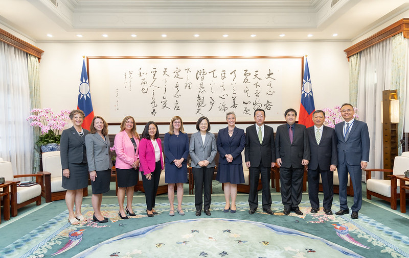 President Tsai poses for a photo with a cybersecurity business development mission from the United States.
