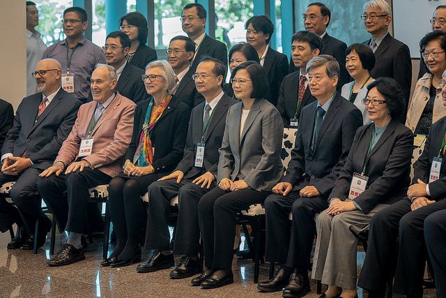 President Tsai poses for a photo with the participants attending the 2018 International Conference on Constitutional Court and Human Rights Protection.