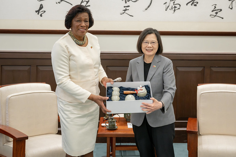 President Tsai Ing-wen presents Saint Vincent and the Grenadines Governor-General Susan D. Dougan with a gift.