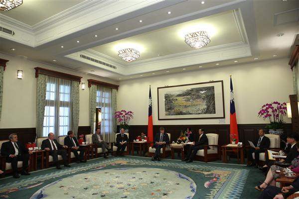 President Ma meets with a delegation of members of the British Parliament. (01)