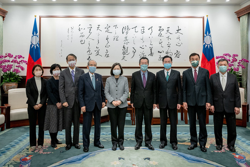 President Tsai poses for a photo with Japan-Taiwan Exchange Association Chairman Ohashi Mitsuo.