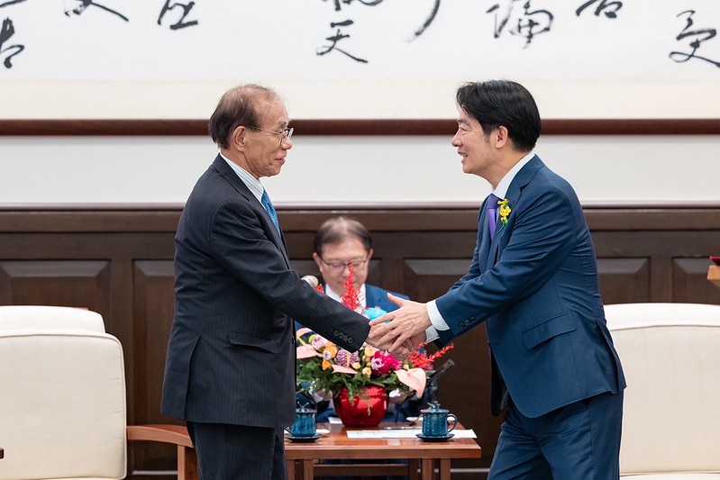 President Lai Ching-te shakes hands with Japan-Taiwan Exchange Association President Tanizaki Yasuaki.