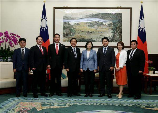 President Tsai Ing-wen meets with a delegation from Japan led by Akahisa Nagashima, a member of the House of Representatives and Democratic Party (DP) policy committee.