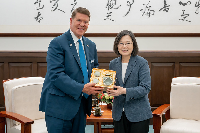 President Tsai Ing-wen presents Chairman of the Krach Institute for Tech Diplomacy Keith Krach with a gift.
