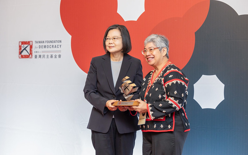President Tsai presents the 2023 Asia Democracy and Human Rights Award to Amihan Abueva, regional executive director of the Child Rights Coalition Asia.