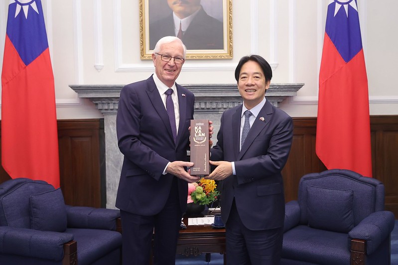 President Lai Ching-te presents Czech Republic Senate First Vice-President Jiří Drahoš with a gift.