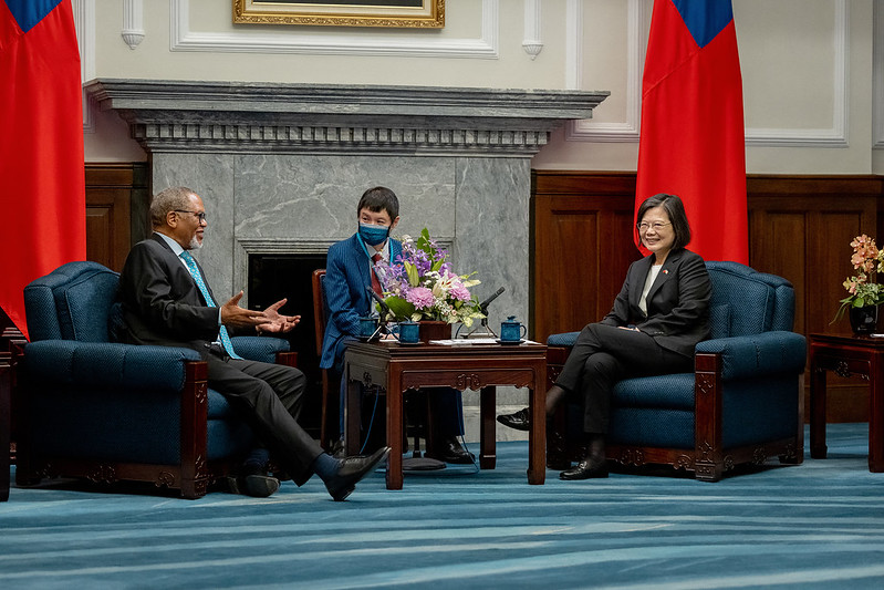 President Tsai exchanges views with Deputy Prime Minister of the Kingdom of Eswatini Themba Masuku.