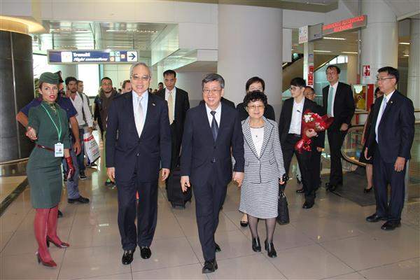 Vice President and Mrs. Chen arrive at Rome's Leonardo da Vinci International Airport.