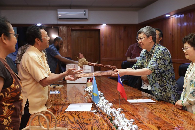 Vice President Chen presents his credentials as President Tsai Ing-wen's special envoy to Palau President Remengesau.