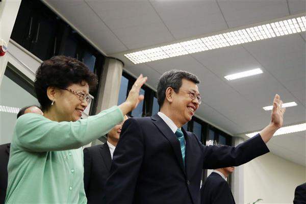Vice President and Mrs. Chen wave to well-wishers before boarding the aircraft.
