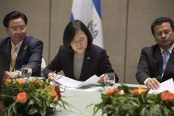 President Tsai reads materials during a meeting with Salvadoran recipients of scholarships provided by Taiwan and local young people in El Salvador.