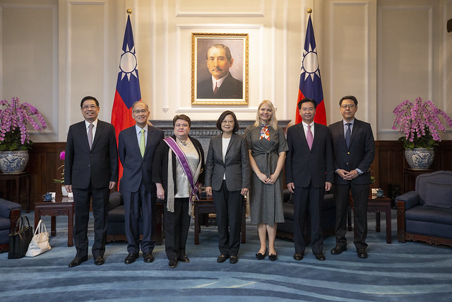 President Tsai poses for a photo with Madeleine Majorenko, Head of European Economic and Trade Office in Taiwan.