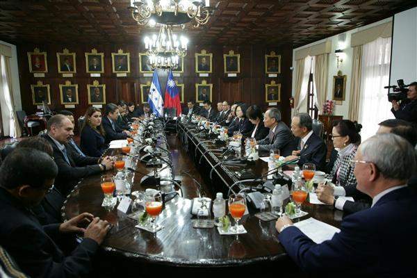 President Tsai and Honduran President Juan Orlando Hernandez Alvarado engage in a bilateral talk.