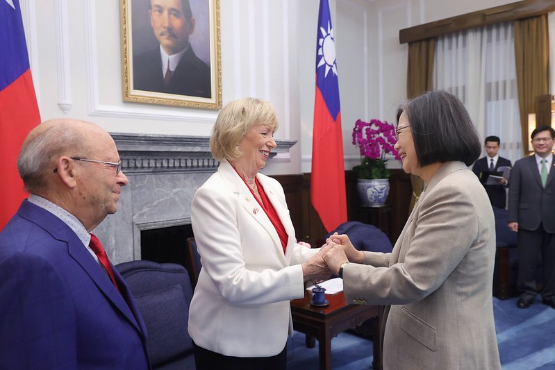 President Tsai Ing-wen shakes hands with Chair of the Taiwan-Canada Parliamentary Friendship Group and Chair of the Standing Committee on International Trade Judy Sgro.