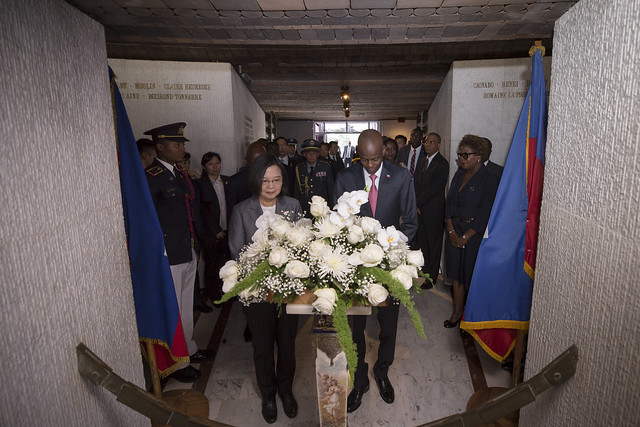 President Tsai and Haitian President Moïse offer wreaths to Haiti's national heroes, and observe a moment of silence in their honor.