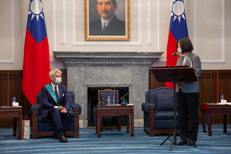 President Tsai delivers remarks while meeting with French Senator Alain Richard.
