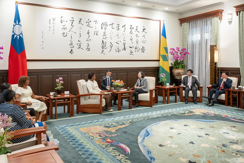 President Tsai exchanges views with Saint Vincent and the Grenadines Governor-General Susan D. Dougan.