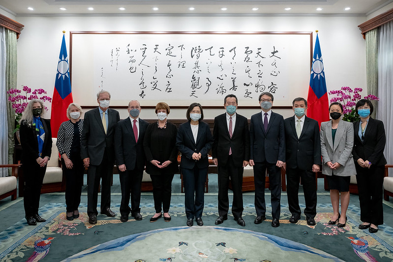 President Tsai poses for a photo with a delegation from the NCAFP.