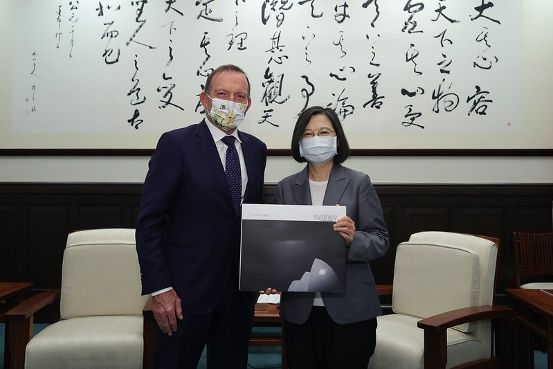 President Tsai receives a gift from former Australian Prime Minister Tony Abbott.