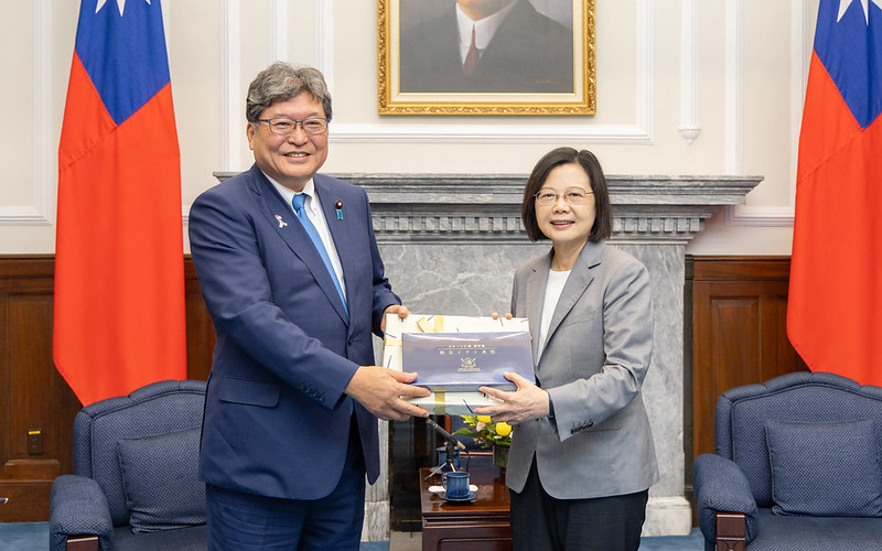 Chairperson of the Liberal Democratic Party Policy Research Council Hagiuda Koichi presents President Tsai Ing-wen with a gift.