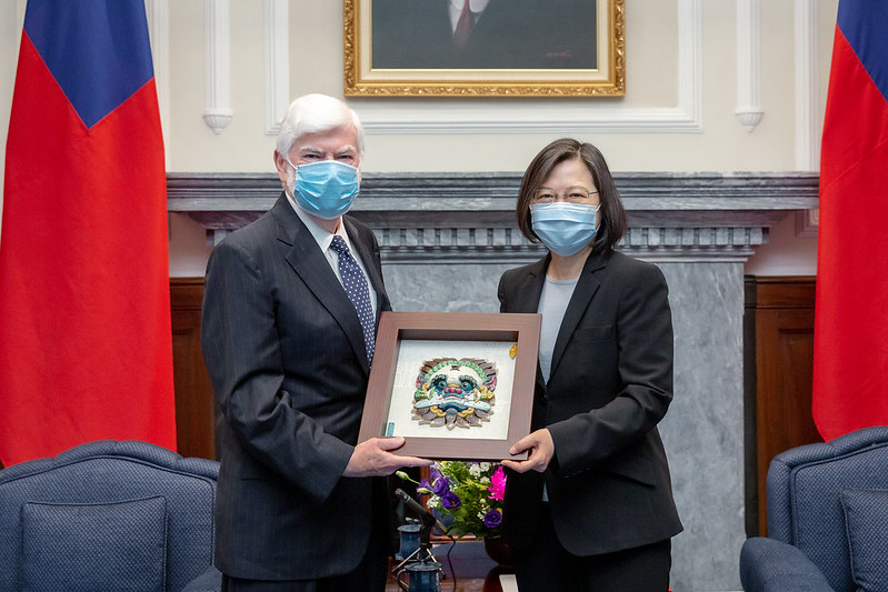 President Tsai presents a gift to former US Senator Christopher Dodd.