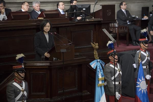 President Tsai delivers a speech at a solemn session of the Guatemalan Congress.