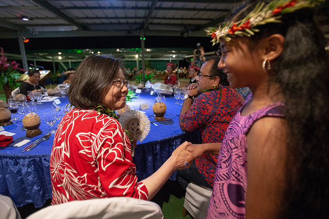 President Tsai shakes hands with a student in a state banquet hosted by Marshall Islands President Heine.