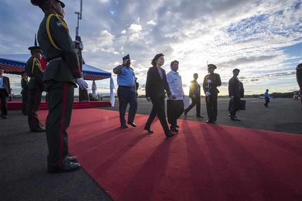 Denis Moncada, the Nicaraguan president's advisor for policy and international affairs, welcomes President Tsai at the foot of the airstair, and then accompanies her in accepting a red-carpet military honor guard salute.