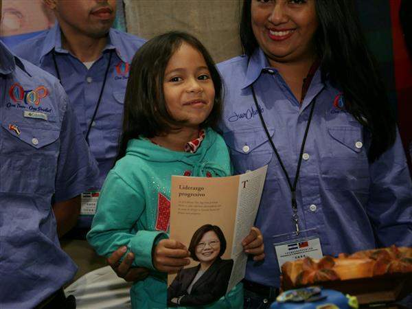 A Honduran girl welcomes President Tsai at an exhibit showing some of the successes achieved in the One Town One Product (OTOP) project that the ROC introduces in Honduras.